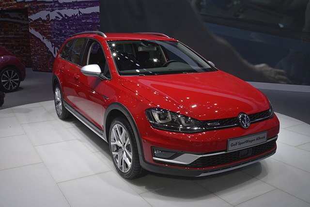 More information about "New York Auto Show: 2017 Volkswagen Golf Alltrack"