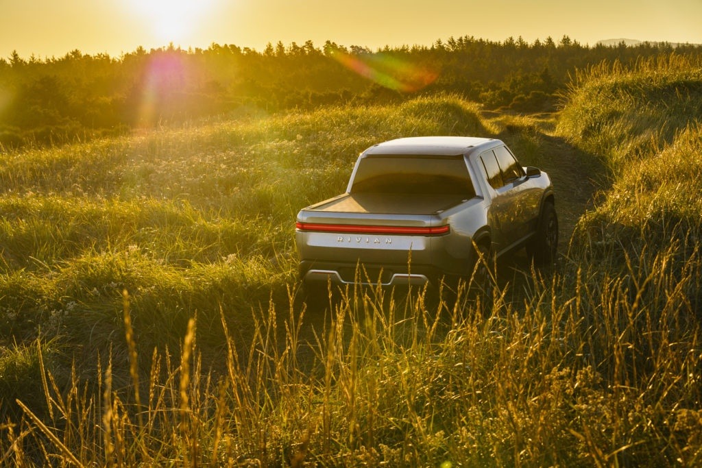 More information about "Rivian R1T Pickup Has A 400 Mile Range and Tows Up To 11,000 Pounds"