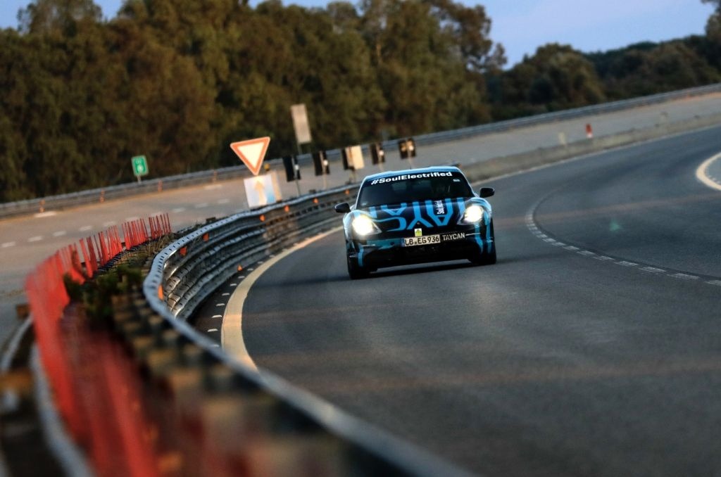 More information about "Porsche Taycan to Overboost to 700 HP"